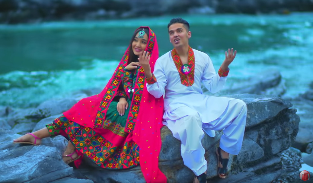 Таджикски песни мр3. Композиция таджики. Дуэт таджики. Таджикские музыкальные. Таджикские влюбленные в национальной одежде.